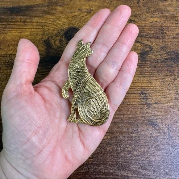 Gold Tone Cat Brooch Textured - Picture 4 of 9